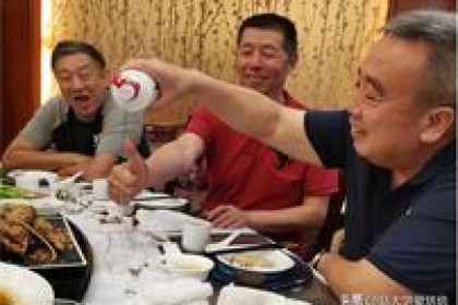 60后聚会分享“餐桌酒”，一下子火遍全网。 酒友：有几款已经绝版