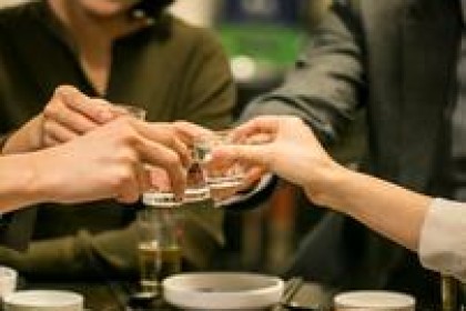 70后在晚宴上晒出“餐桌酒”，迅速走红朋友圈。 酒友：还是会喝酒