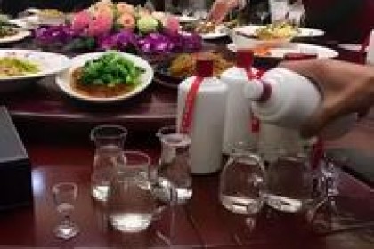 15首经典敬酒诗，“酒”与“诗”相遇，精彩无限，适合酒桌上说说