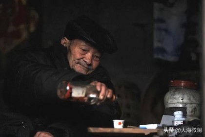 忠告中老年人：再缺钱也别喝这3种酒，都是勾兑的