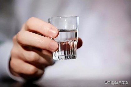 倒酒一定要懂这3个“敲桌子”，学了不晚，免得笑话