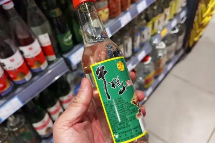 15元一瓶的牛栏山一年卖几百亿。 明知是“酒精酒”，为何还有那么多人爱喝？