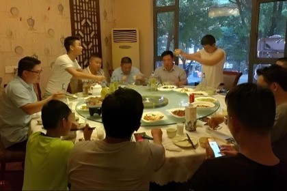 南方人喝酒“姿势”大盘点。 他们不会喝太多，而且味道很好。 你的家乡上榜了吗？