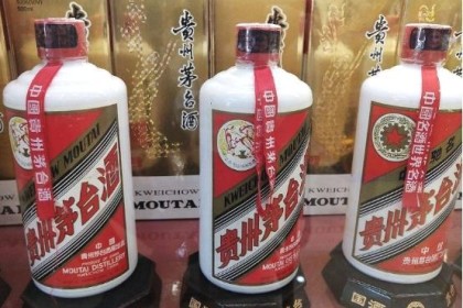 酱酒碰瓷“朴茂”？ 与飞天酒的品质相比，价格要100多块钱。 这个酱酒靠谱吗？