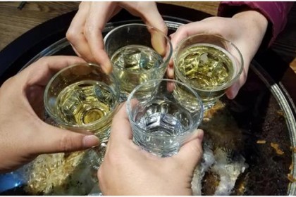 1杯白酒等于5瓶啤酒吗？ 不想喝酒吃亏，牢记这3点，让你不喝太多